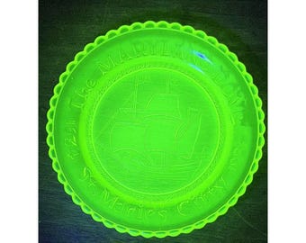 Vtg Pairpoint Glass Saucer Plate Vaseline Uranium Glass Glow Maryland Dove Green