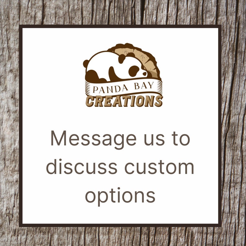 Pode incluir: Um quadrado branco com uma borda marrom e um logotipo de panda com o texto "Panda Bay Creations". Abaixo do logotipo, o texto diz "Entre em contato conosco para discutir op&ccedil;&otilde;es personalizadas". O fundo &eacute; uma textura de madeira.