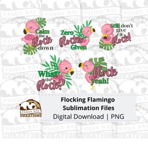 Puede incluir: Cinco diseños digitales de sublimación con flamencos rosas con hojas tropicales y frases divertidas. Las frases son "Calma la bandada", "Cero bandadas dadas", "¡Sigue sin dar una bandada!", "¿Qué bandada?", y "¡Bandada sí!"