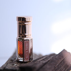 Gentle Yonder Pure Chinese Agarwood Oud Oil (Canton) : Woody, Plant like Aroma (3ml Bottle)