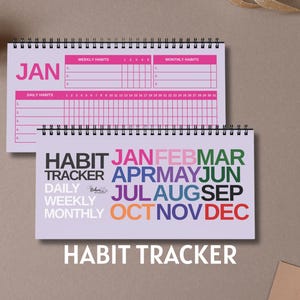 Könnte beinhalten: Ein spiralgebundener Gewohnheitstracker mit hellviolettem Einband, der den Text HABIT TRACKER, DAILY, WEEKLY, MONTHLY sowie die Monate JAN bis DEC in verschiedenen Farben zeigt. Eine offene Seite zeigt ein Januar-Layout mit rosa Rastern.