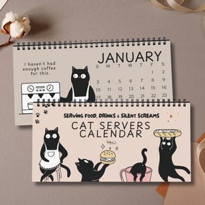 Op de afbeelding: Een spiraalgebonden wandkalender met illustraties van zwarte katten. De omslag bevat de tekst "SERVING FOOD, DRINKS & SILENT SCREAMS CAT SERVERS CALENDAR" met katten die eten dragen. De januaripagina toont een kat bij een koffiezetapparaat met de tekst "I haven't had enough coffee for this."