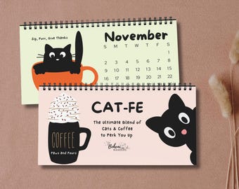 Puede incluir: Un calendario de escritorio con una ilustración de un gato negro y el texto "Sip, Purr, Give thanks" en la parte superior. El calendario es para noviembre y tiene una ilustración de un gato negro en una taza de café. El calendario inferior es rosa con una ilustración de un gato negro y el texto "CAT-FE The ultimate Blend of Cats & Coffee to Perk You Up Bohemian Wanderers".