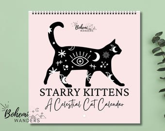 Könnte beinhalten: Ein rosa Kalender mit einer schwarzen Silhouette einer Katze mit weißen himmlischen Designs. Der Text "Bohemi Wanders" befindet sich oben und der Text "Starry Kittens A Celestial Cat Calendar" unten.