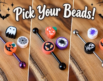 Puede incluir: Tres piercings industriales con cuentas temáticas de Halloween. El texto Pick Your Beads! aparece en la parte superior. Las cuentas presentan diseños que incluyen un fantasma, telaraña, calabaza, maíz dulce, araña y calavera en barras metálicas.