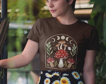 キノコの自然Tシャツ、マジックマッシュルームの月の満ち欠けの天体シャツ、植物の菌類の森のアウトドアキャンプグラフィックTシャツ、ユニセックスシャツ