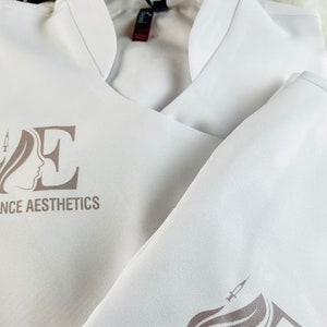 Túnica de salón de belleza personalizada para mujer, túnicas personalizadas con logotipo de spa impreso, túnica de maquilladora profesional, túnica superior para mujer