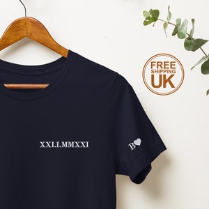 T-shirt personnalisé avec date et chiffres romains, chemise ras du cou brodée coeur initial, cadeau assorti pour couple, date du 1er anniversaire de mariage pour petit ami