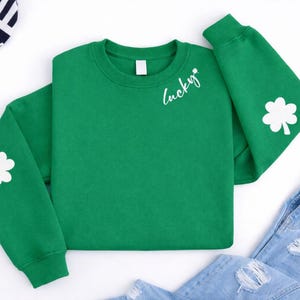 Sudadera del Día de San Patricio para mujer, suéter con coderas y trébol de la suerte, jersey con estampado de trébol en el brazo, regalo del Día de San Patricio para ella.