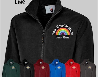 Personalisierte Regenbogen-Fleece-Jacken, benutzerdefinierte Krankenhausname-Zip-Jacke, Nationale Gesundheitspflege-Arbeiteruniform, medizinische Personal Fleece-Jacke