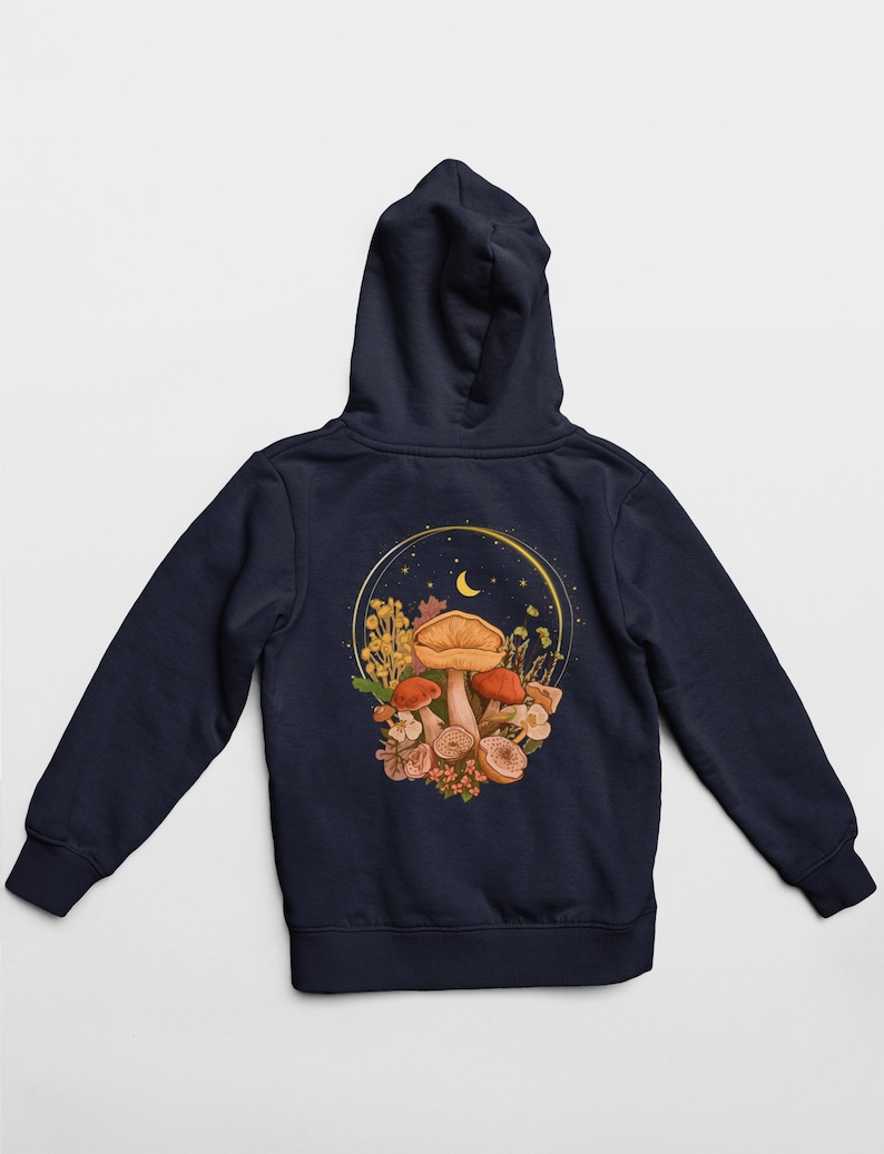 Peut inclure: Un sweat &agrave; capuche bleu marine avec un graphique de champignons et une lune croissante dans un cercle au dos.