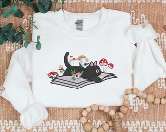 Gesticktes Katzen Sweatshirt, süßes Kätzchen Auf Bücher Stick Pullover, Wild Pilze Design Bestickter Pullover, Bücher Lese Katzen Liebhaber Outfit