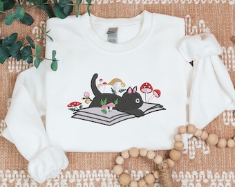 Gesticktes Katzen Sweatshirt, süßes Kätzchen Auf Bücher Stick Pullover, Wild Pilze Design Bestickter Pullover, Bücher Lese Katzen Liebhaber Outfit