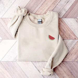 刺繍入りスイカ スウェットシャツ、フルーツ好きのクルーネック セーター、夏ファッション ジャンパー、彼女へのバケーション ビーチ トップ、スイカ好きへのギフト