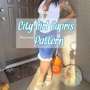 Może przedstawiać: Biały top z wiązaniem na szyi oraz niebiesko-biała spódnica z szydełka z falbanką. Obraz zawiera tekst "City Girl Capris Pattern" i "Mariemade". Ozdobne dynie znajdują się na pierwszym planie.