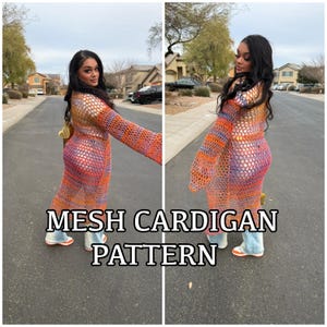 Puede incluir: Un cárdigan largo de crochet de colores con un patrón de malla. El cárdigan se lleva sobre un top blanco sin mangas y unos vaqueros azules. El texto "MESH CARDIGAN PATTERN" se muestra en la parte inferior de la imagen.