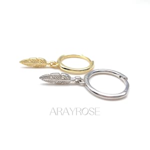Feder Huggie Hoop Ohrringe, Huggies mit Feder Charm Knorpel Piercing, 18K Gold 925 Silber, hypoallergene Minimalist Geschenke
