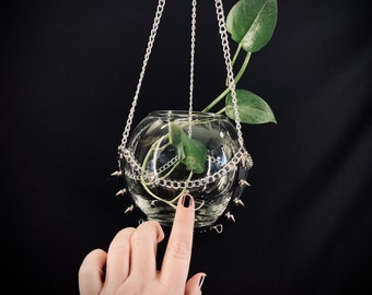 ORB Vegan Leder Terrarium Aufhänger mit Spikes, 15 cm Glaskugel INKLUSIVE, Goth Planter, Dark Academia Accessoires