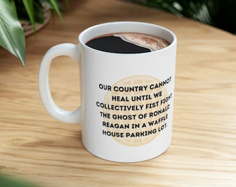 Notre pays ne peut pas guérir tant que nous n’avons pas collectivement combattu le fantôme de Ronald Reagan dans un parking Waffle House Tasse en céramique 11oz