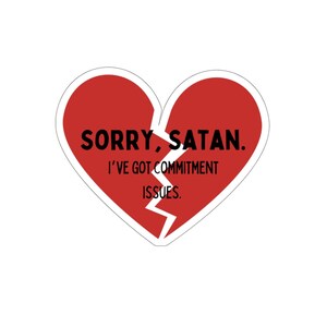 Może przedstawiać: Czerwone serce złamane na pół z białymi konturami. Tekst brzmi: "Przepraszam, Szatanie. Mam problemy z zaangażowaniem."