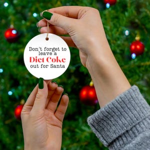 Enfeite de cerâmica, enfeite de Natal com Coca-Cola Diet, decoração de árvore de Natal, enfeite de Papai Noel, presente de Natal engraçado, decoração de Natal