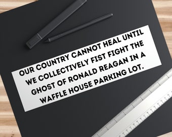 Notre pays ne peut pas guérir tant que nous n’aurons pas collectivement combattu le fantôme de Ronald Reagan dans un parking de Waffle House Autocollants de pare-chocs