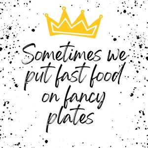 Op de afbeelding: Een zwart-witte afbeelding met een gele kroon en de tekst "Sometimes we put fast food on fancy plates".