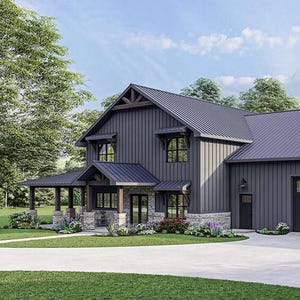 Puede incluir: Una casa de estilo granja moderna con un exterior gris oscuro y un techo de metal a juego. La casa cuenta con un porche cubierto con columnas de piedra, múltiples ventanas y tres puertas de garaje. El paisajismo incluye césped verde y plantas con flores.