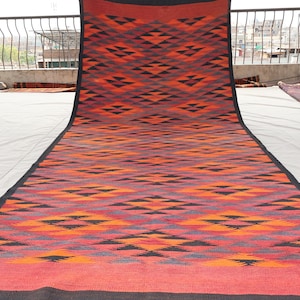 Alfombra Kilim antigua de 1,45 m x 3,78 m, afgana, de tejido plano, con diseño geométrico tribal, hecha a mano en lana, estilo vintage rojo y naranja, para cocina y entrada.
