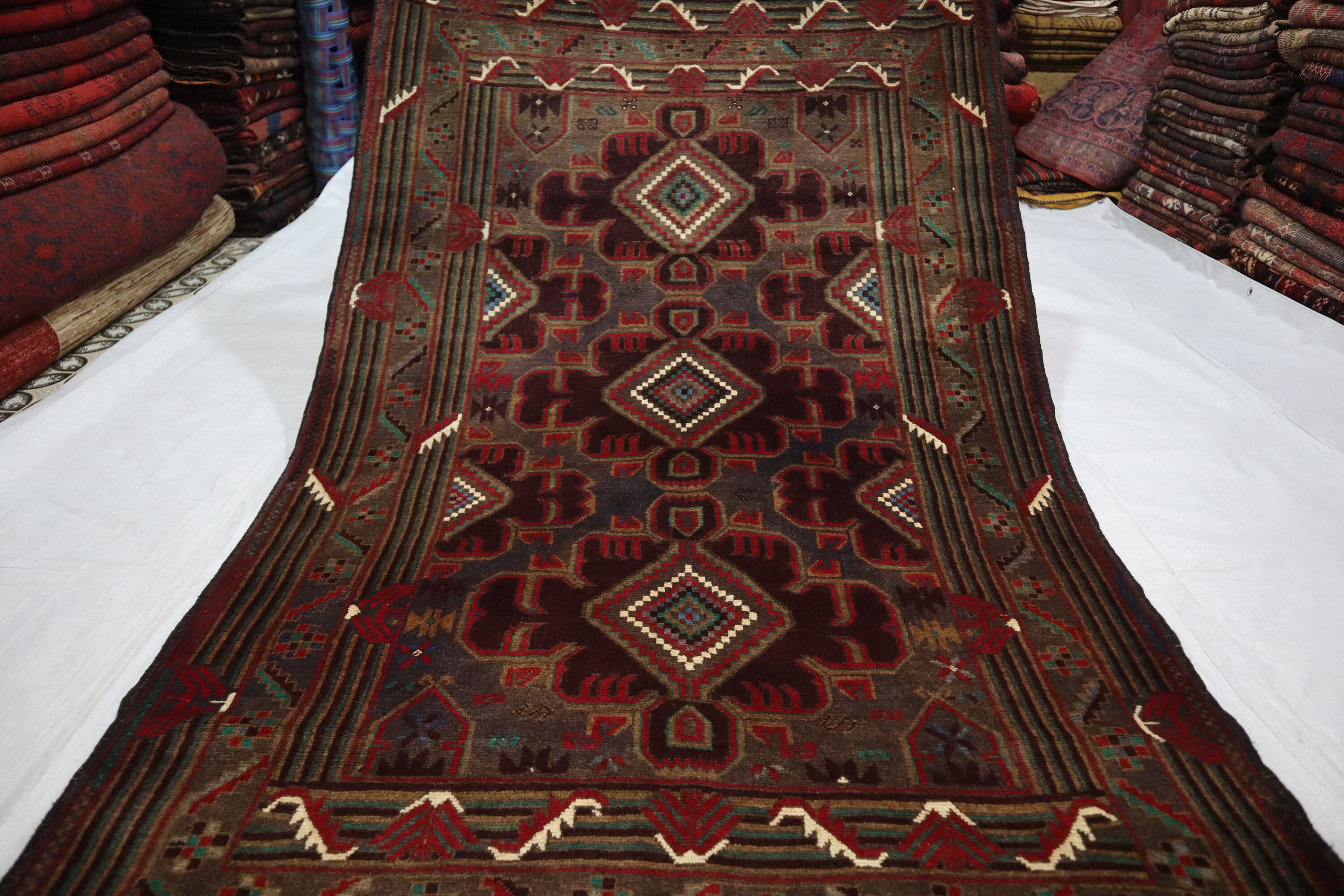 4 x 7 フィートのヴィンテージ バルーチ ラグ、グレー ブラウン ダーク