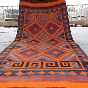 Alfombra antigua de los años 40 de 12 x 30 cm de ancho, estilo kilim bohemio de tejido plano, afgana, de lana, hecha a mano, con diseño geométrico oriental, para entrada.