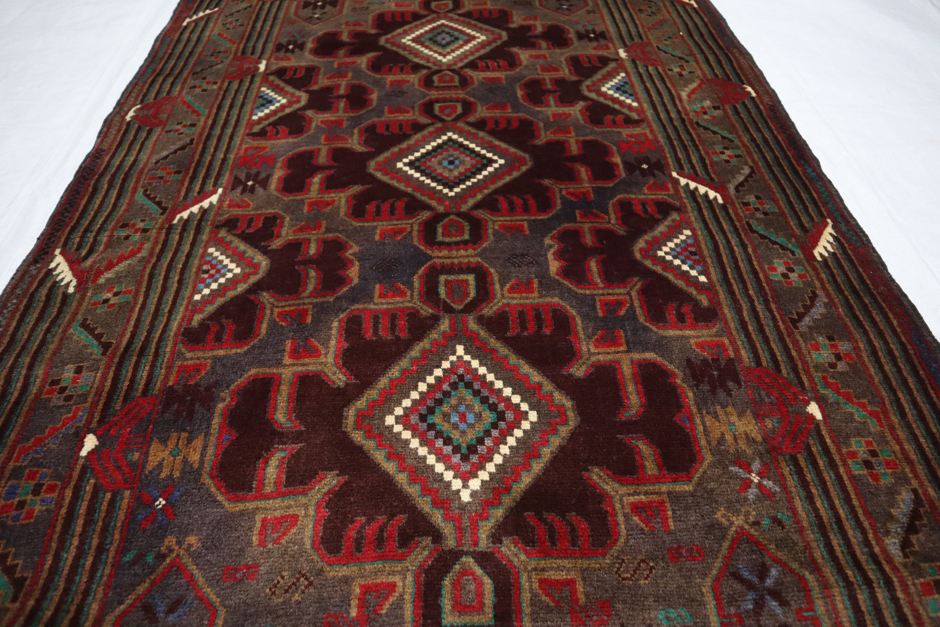 4 x 7 フィートのヴィンテージ バルーチ ラグ、グレー ブラウン ダーク