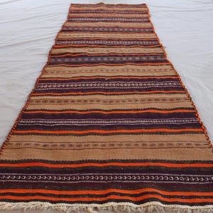 Alfombra Kilim de rayas de 11 pies, alfombra Kilim de tejido plano Soumak vintage de 2&#39;5 x 11 pies, alfombra Kilim tribal afgana, marrón y rojo, alfombra de pasillo, alfombra de cocina