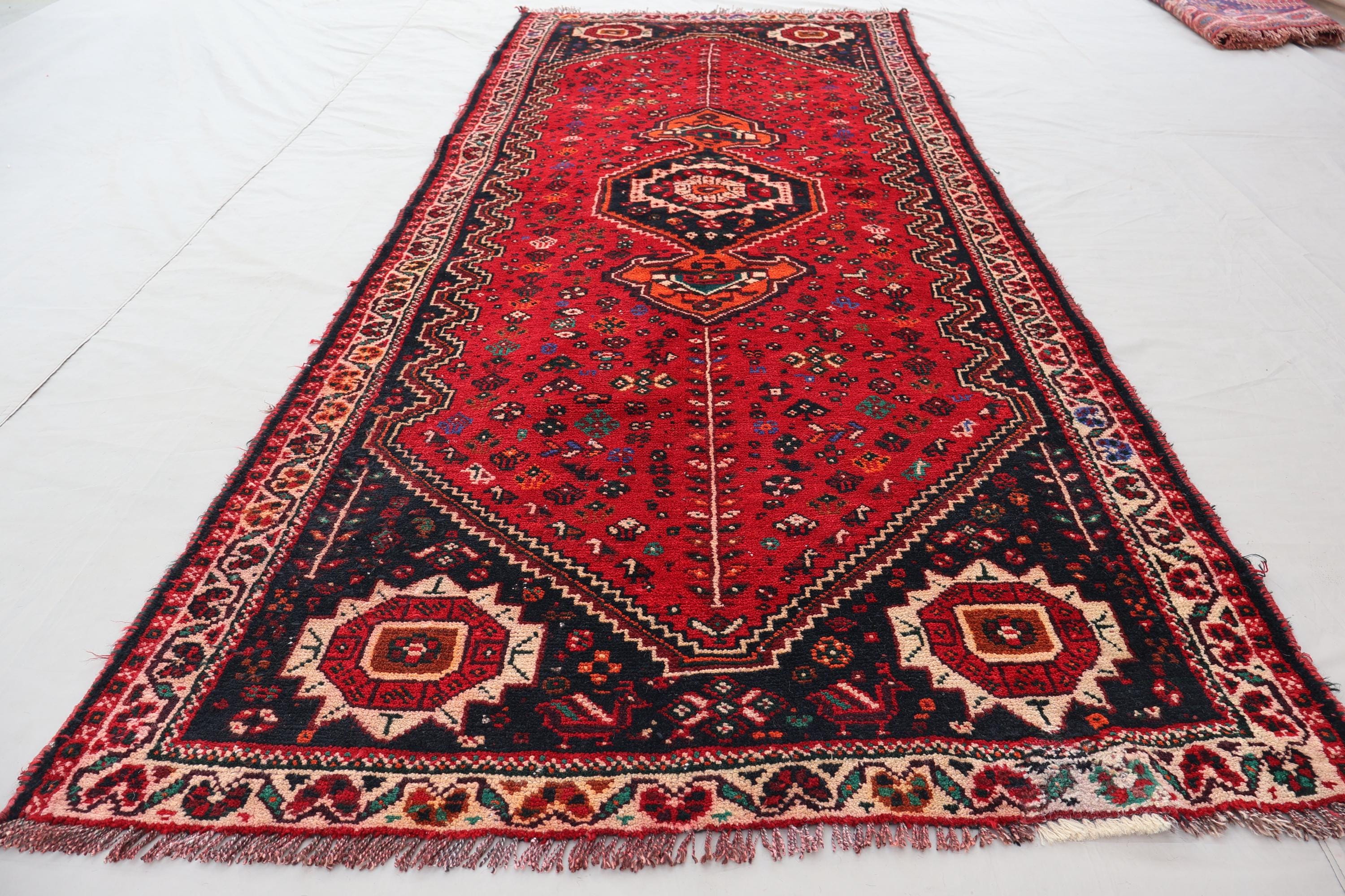 Tapis de coureur rouge design caucasien Rugstc 2,5 x 9 Senneh, noué à