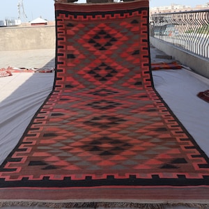 Alfombra antigua de los años 40 de 1,35 m x 3,78 m de ancho, estilo kilim bohemio de tejido plano, afgana, hecha a mano, de lana, con diseño geométrico, oriental, para entrada.