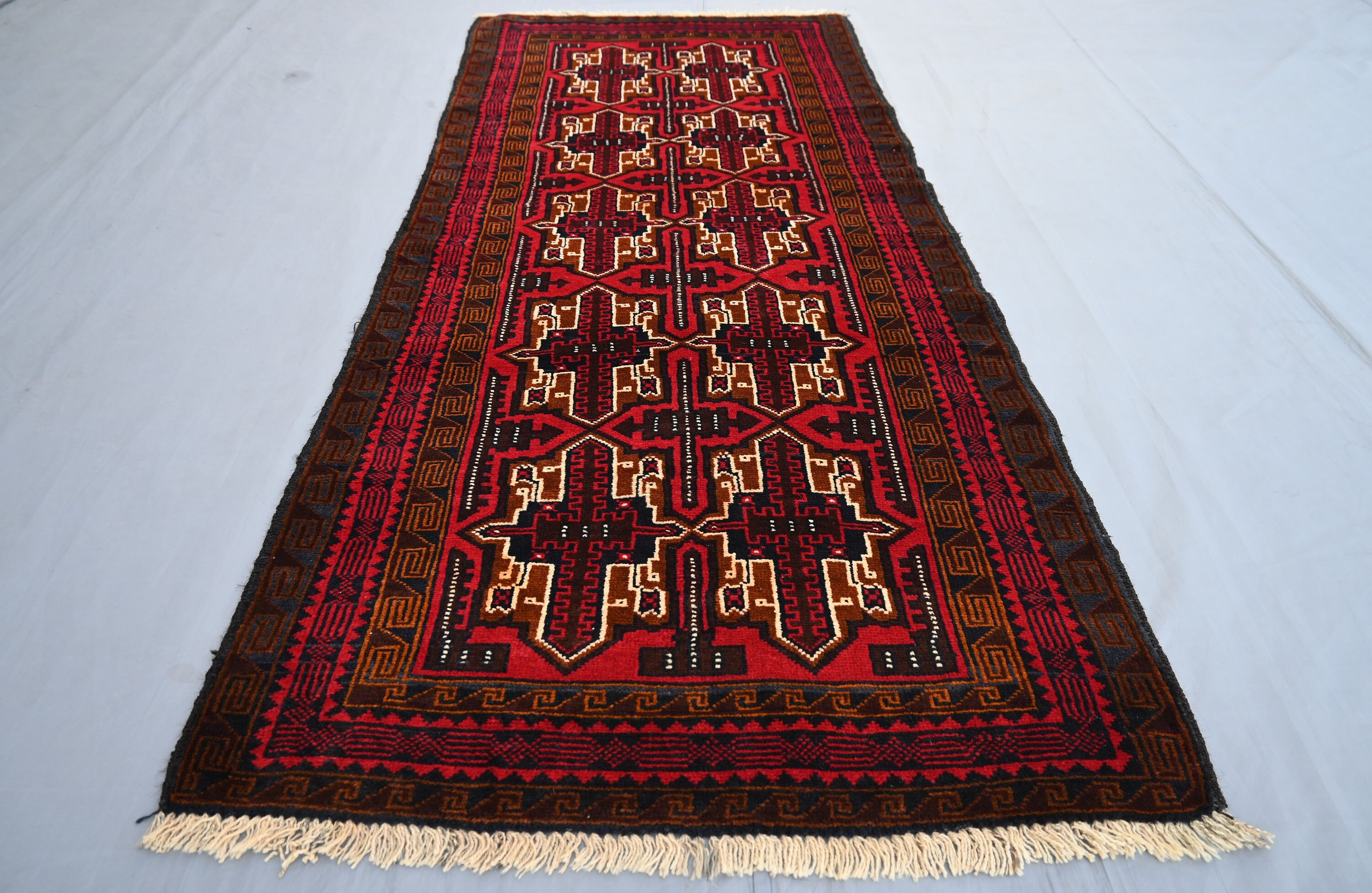 アフガニスタンデザインラグ 1970 年代のアンティーク 2'7 x 6 フィートのランナー ラグ