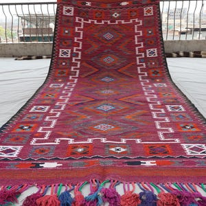 Alfombra Kilim afgana antigua de los años 60, de 1,45 m x 3,50 m de ancho, alfombra vintage rosa, granate y roja, alfombra soumak oriental turcomana de tejido plano, alfombra de cocina