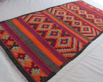 Grande tappeto Kilim afghano antico degli anni '60, 137 x 317 cm, viola e arancione, autentico tappeto Kilim a tessitura piatta, motivo geometrico per soggiorno, tappeto orientale turkmeno.