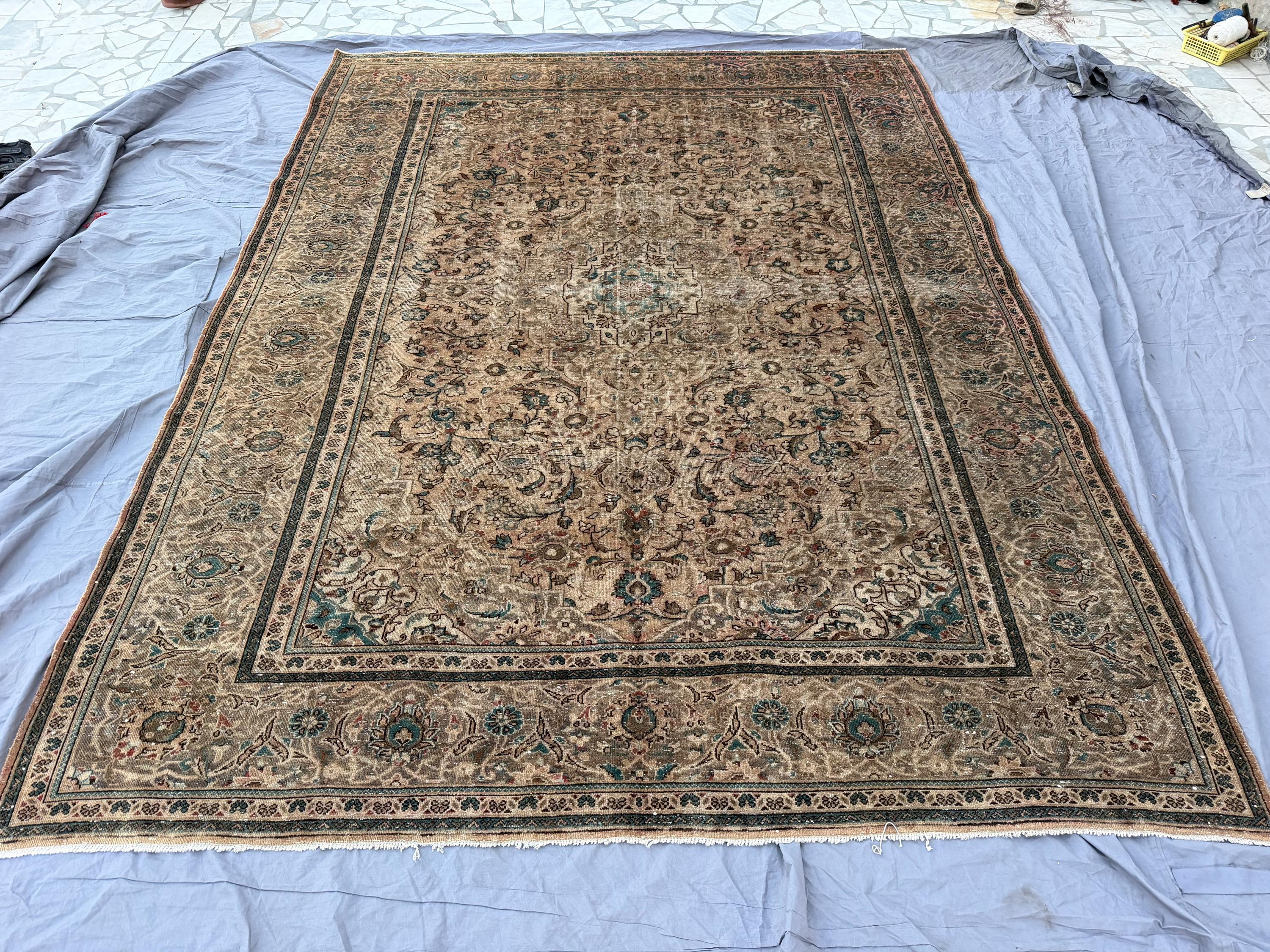 1920s Antique Faded Rug 8x11 Ft Turkish Heriz Distressed Vintage