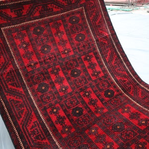 Alfombra antigua afgana, alfombra suave de pelo alto vintage roja de 4 x 7 pies, alfombra de lana teñida a mano con tintes vegetales, alfombra turcomana oriental, alfombra tribal baluchi