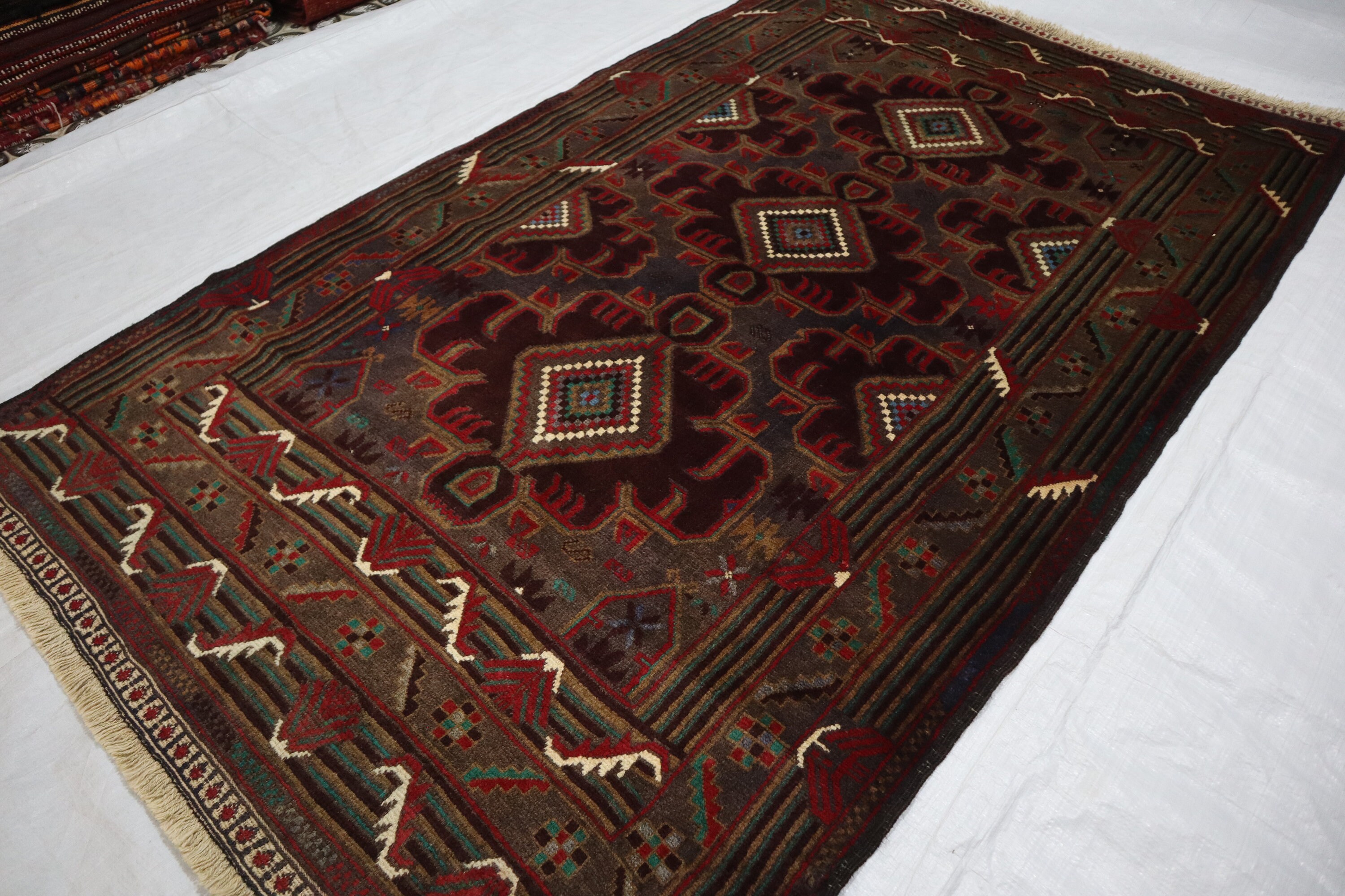 4 x 7 フィートのヴィンテージ バルーチ ラグ、グレー ブラウン ダーク