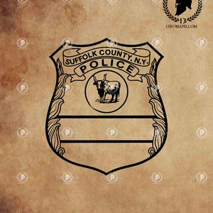 Könnte beinhalten: Schwarz-weißes Design des Polizeiausweises von Suffolk County. Das Abzeichen zeigt den Text "Suffolk County, N.Y. Police" und ein kreisförmiges Emblem mit einer Bullenillustration. Die Worte "Digital File - SVG" stehen unten.
