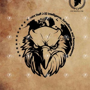 Op de afbeelding: Zwarte adelaarskop illustratie met de tekst "Joint Staff J-32 Intelligence, Surveillance, and Reconnaissance" en "Digital File SVG" op een bruine achtergrond. Een cirkel van sterren omringt de adelaar.