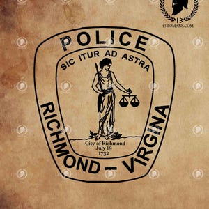 Op de afbeelding: Zwart-wit ontwerp van de badge van de politie van Richmond, Virginia. De badge bevat het woord "POLICE" bovenaan, een figuur met weegschalen en de tekst "SIC ITUR AD ASTRA". De woorden "RICHMOND - VIRGINIA" zijn rond de badge gebogen. De tekst "City of Richmond July 19 1732" is ook opgenomen.