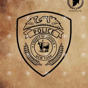 Peut inclure: Illustration en noir et blanc d'un badge de la police du comté de Suffolk. Le badge comporte le mot « POLICE » au-dessus d'une bannière, une illustration de taureau et les mots « NEW YORK ». Les mots « Digital File SVG » sont en bas.