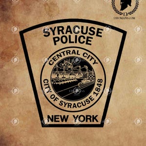 Puede incluir: Diseño gráfico en blanco y negro de la insignia del Departamento de Policía de Syracuse. La insignia presenta un escudo con las palabras "Syracuse Police" en la parte superior, "Central City" en un círculo alrededor de un paisaje urbano, y "City of Syracuse 1848" en un círculo debajo del paisaje urbano. Las palabras "New York" están en la parte inferior del escudo.