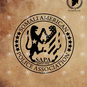 Puede incluir: Diseño de logotipo en blanco y negro de la Asociación de Policía Somali Americana. El logotipo presenta dos leones dándose la mano, uno con un diseño de bandera estadounidense. El texto "Somali American Police Association" está escrito en un círculo alrededor de los leones, con el texto "SAPA" y "Since 2012" debajo de los leones.