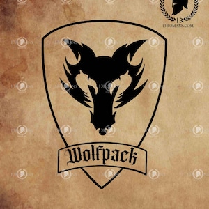 以下が含まれることがあります： 盾の中に狼の頭が描かれた白黒のベクターグラフィック。盾の下には「Wolfpack」という文字が書かれたバナーがあります。背景は茶色の羊皮紙のテクスチャです。