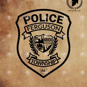 Può includere: Design di distintivo della polizia in bianco e nero per Ferguson Township, PA. Il distintivo presenta le parole "POLICE" e "FERGUSON TOWNSHIP" con l'anno "1801" e una grafica a scudo. Le parole "Digital File - SVG" sono in basso.