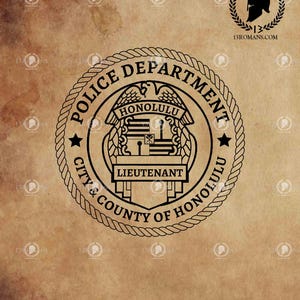 Puede incluir: Emblema en blanco y negro del Departamento de Policía de Honolulu con el texto "Police Department City & County of Honolulu Lieutenant". La imagen es un archivo digital en formato SVG, sobre un fondo de papel vintage.